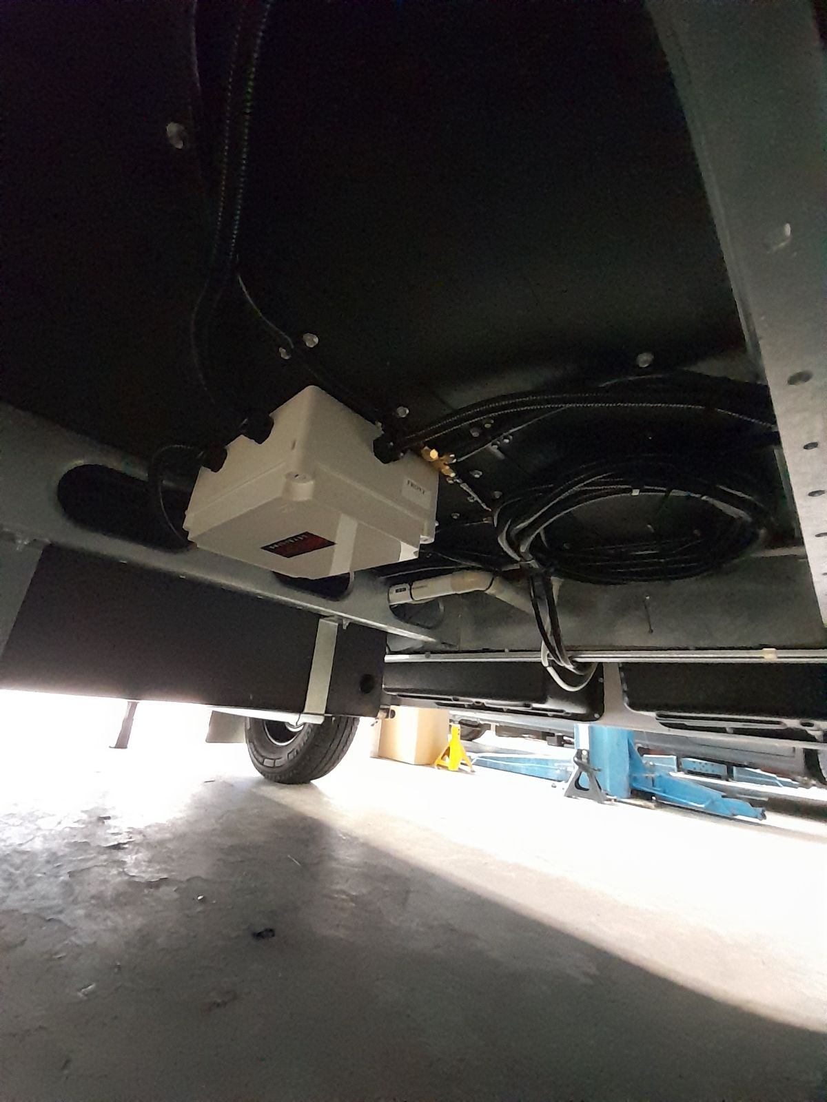 Redfoot Levelling - The underside of a car featuring the Redfoot Levelling Fiat ‘AutoLift’ System.